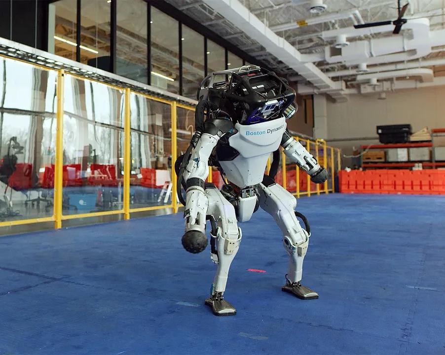 Роботы Boston Dynamics исполнили танец в честь конца года