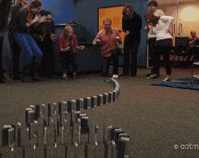 Домино из 10 тысяч старых iPhone (GIF)