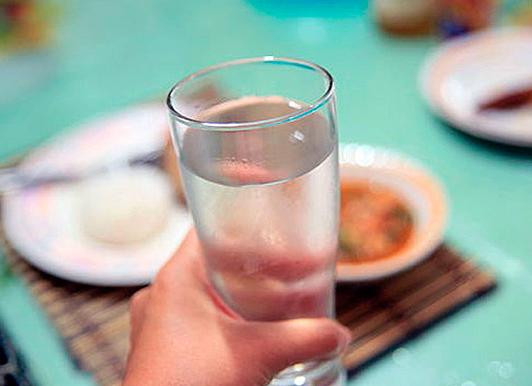 Как питье воды во время еды влияет на пищеварение